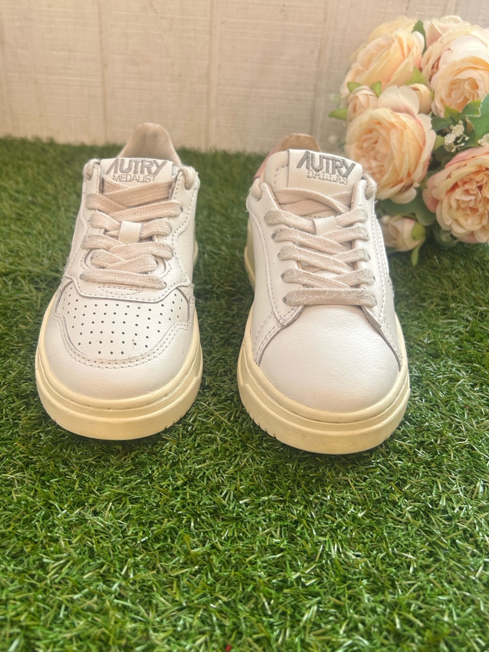 AUTRY SNEAKERS MISMATCHED
MEDALIST LOW SNEAKERS WHITE PINK LEATHER kids 30 
$240 - Picture 11 of 11